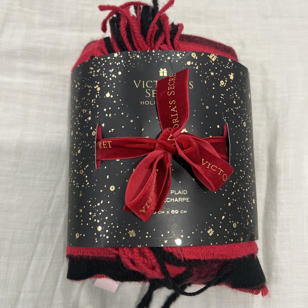 Victoria's Secret Holiday 2020 Plush Plaid Scarf – NWT Red Tassle Soft